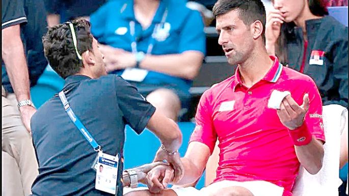 Djokovic sufre una lesión en la previa a Australia