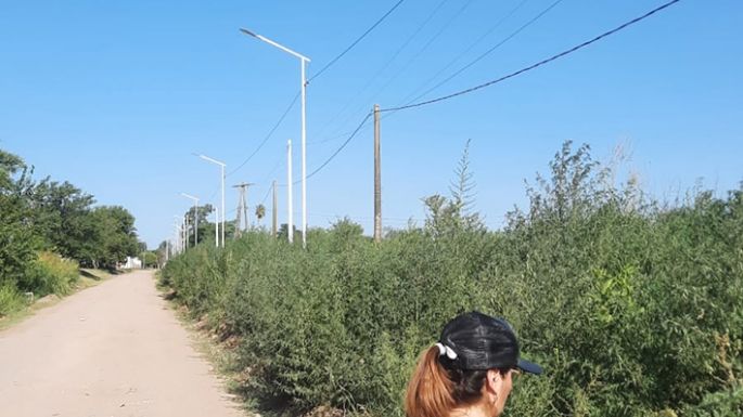Vecinos entre la tierra, las malezas y la basura