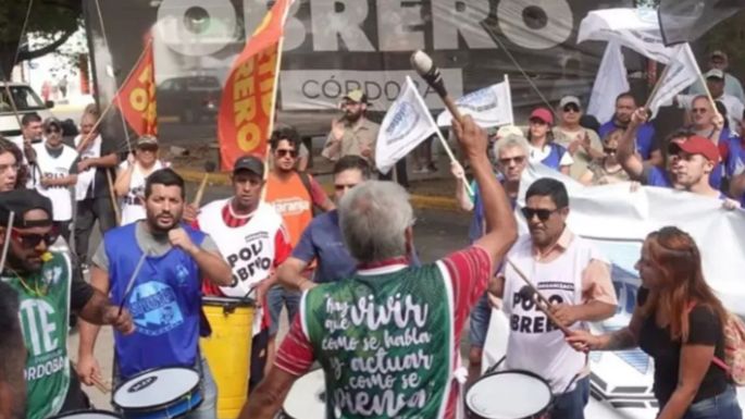 Gremios y organizaciones sociales marcharon contra la Ley Ómnibus