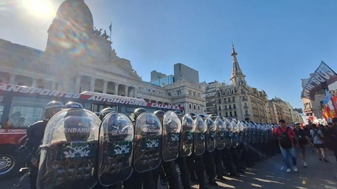 Manifestantes rigurosamente vigilados