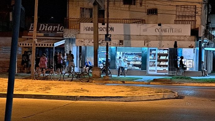 Cola también en una panadería...