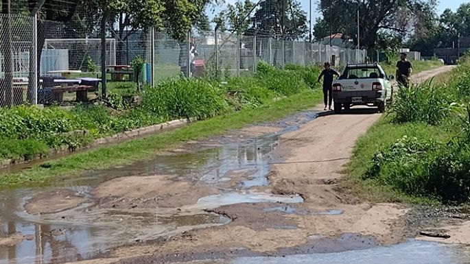 El agua de la pileta tirada a la calle