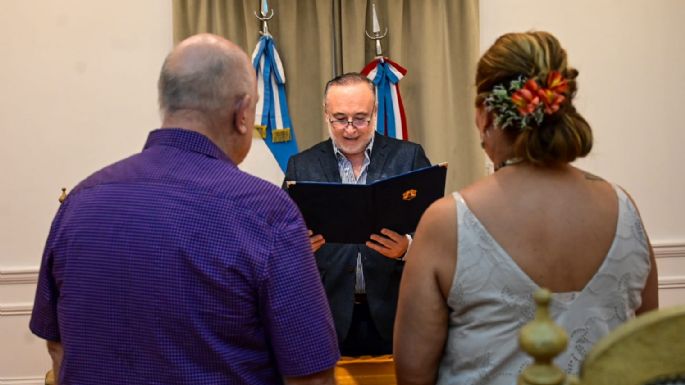 El intendente Accastello "casó" al primer matrimonio de 2024