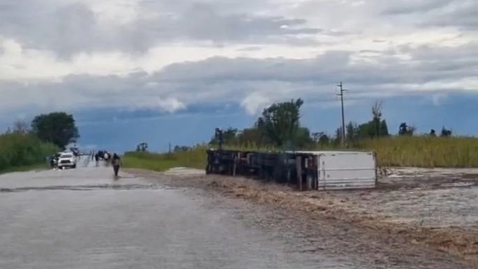 Un camión volcó en la ruta en medio de las fuertes tormentas