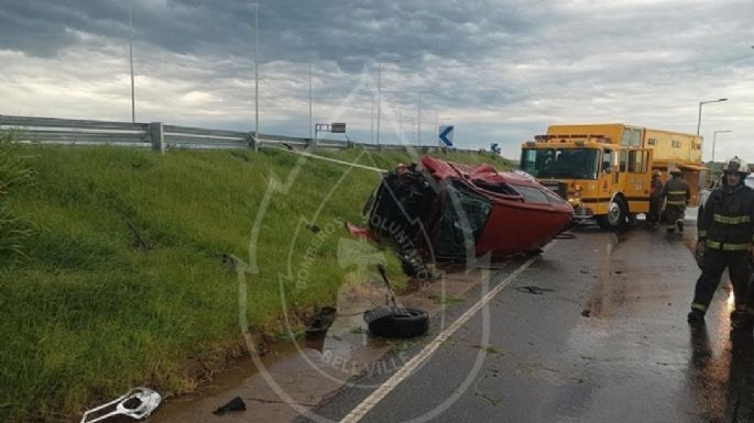 Cuatro heridos tras el vuelco de un vehículo