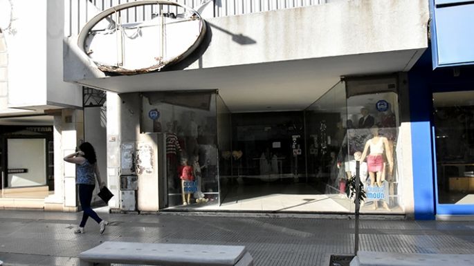 Un local cerrado trae problemas a los habitantes de la zona céntrica