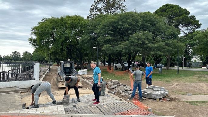 Remplazan tramos del deck de madera de la costa por adoquinado