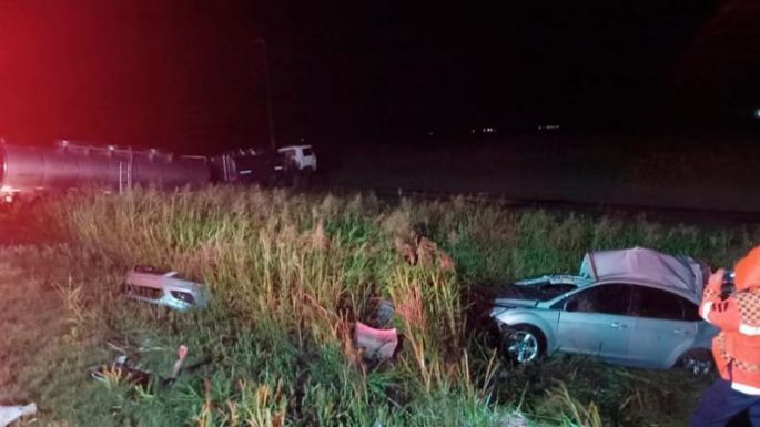 Una pareja falleció tras impactar contra un camión