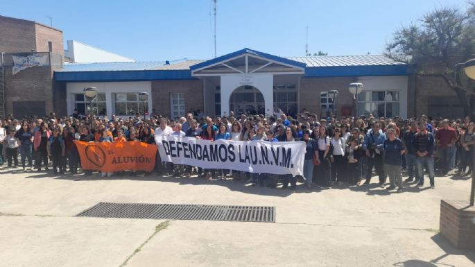 Abrazo simbólico a la UNVM en defensa de la educación pública