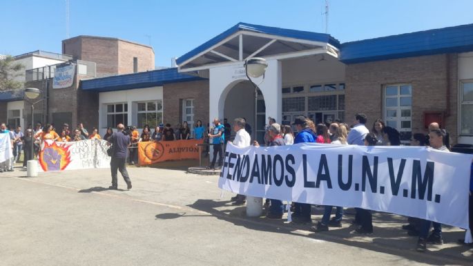 Abrazo simbólico a la UNVM en defensa de la educación pública