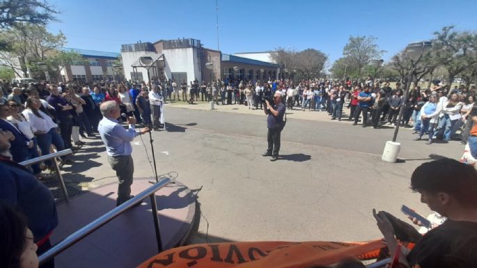 Abrazo simbólico a la UNVM en defensa de la educación pública