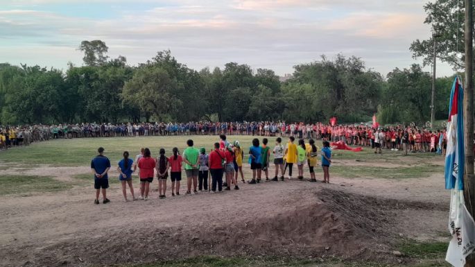 Casi mil scouts acampan en el parque Hipólito Yrigoyen