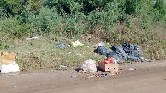 Basura en el ingreso de un barrio