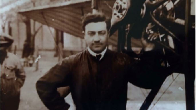 Quién fue el primer piloto en  volar por los cielos de la ciudad