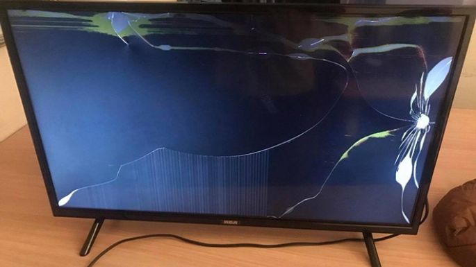 No quería irse y rompió una TV