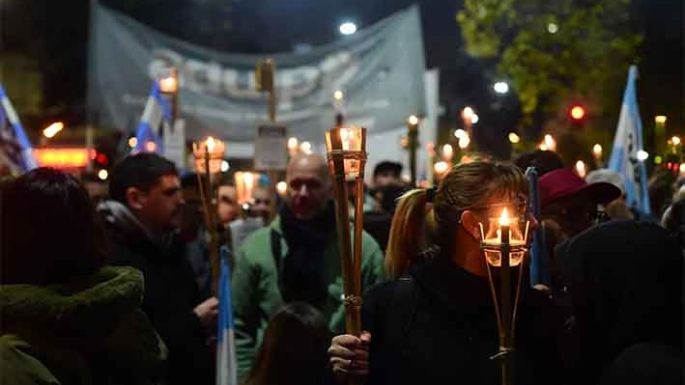 Universitarios realizaron masiva marcha con antorchas en demanda de más presupuesto