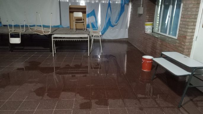 Por el deterioro del colegio y la intensa lluvia, debieron suspender las clases