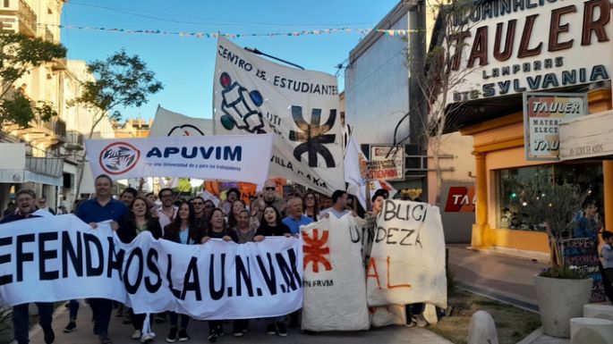Masiva marcha por la universidad pública en la ciudad