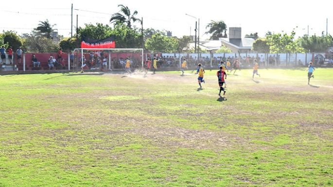 Colón y un festejo entre goles y rojas