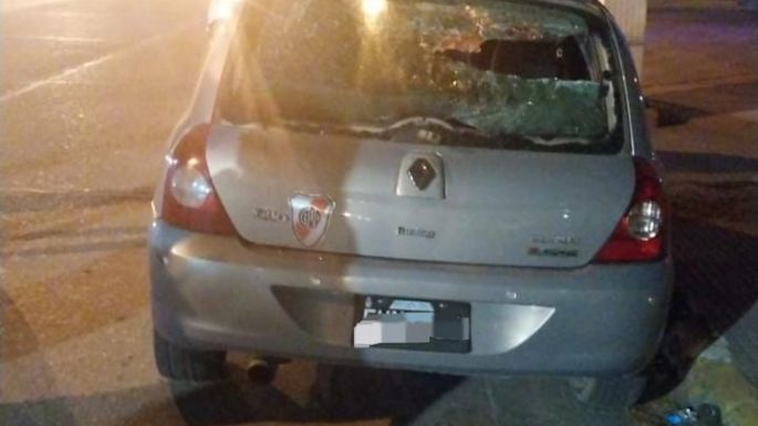 Dañó un auto estacionado y escapó en una moto robada