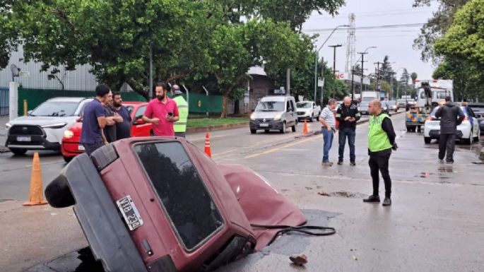 Un auto cayó en un pozo gigante sobre un bulevar de Córdoba capital