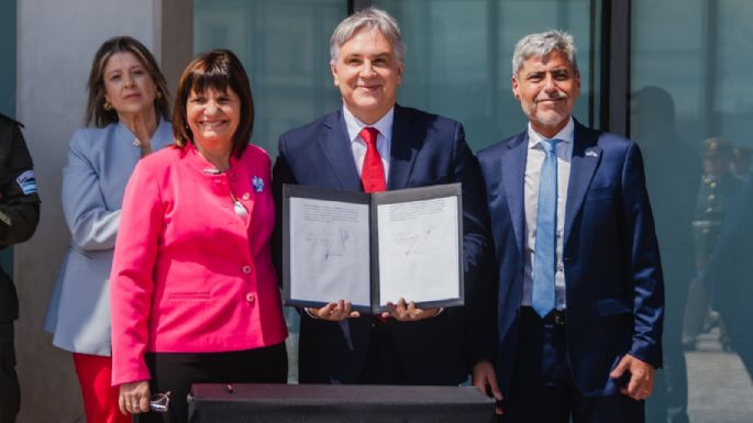 Llaryora entregó 7 vehículos a Bullrich para que se sumen a la delegación provincial de Gendarmería