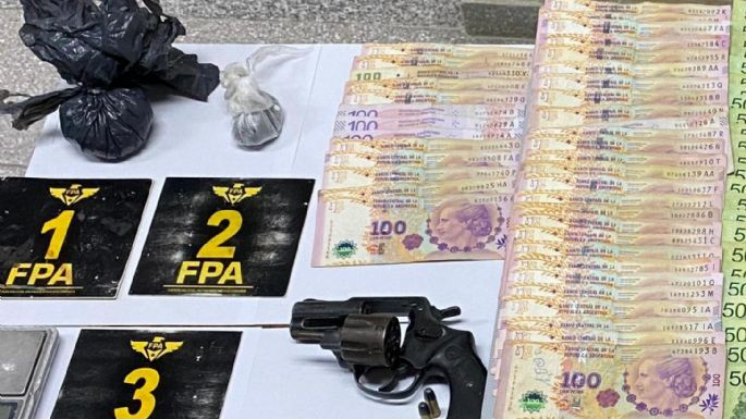 Detenido con un revólver, 3 envoltorios de cocaína, dinero y una balanza de precisión