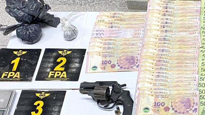 Llevaba un arma, dinero y envoltorios con droga