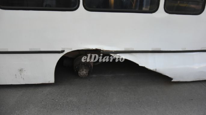 Un colectivo perdió dos ruedas traseras en pleno viaje