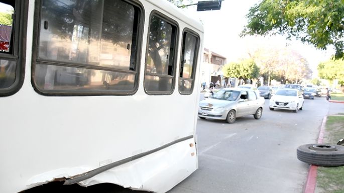 Colectivo urbano perdió las ruedas