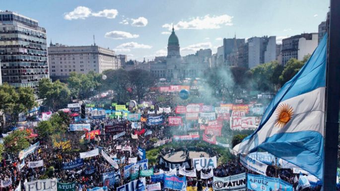 Multitudinaria marcha por la universidad pública