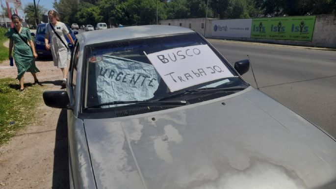 A un costado del camino, pide trabajo