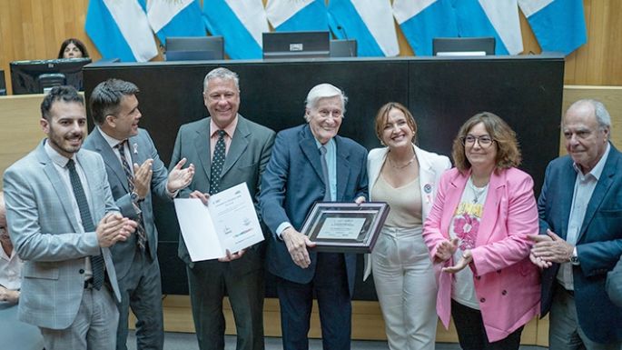 Un emotivo homenaje recibió Pronello en la Legislatura