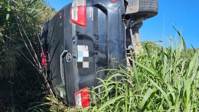 Una conductora hospitalizada tras volcar con su vehículo