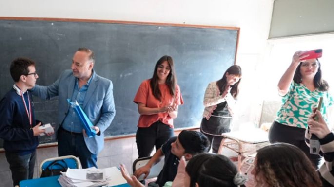 El intendente fue al colegio a felicitar al alumno que obtuvo la Medalla de Oro  en Matemáticas en Chile