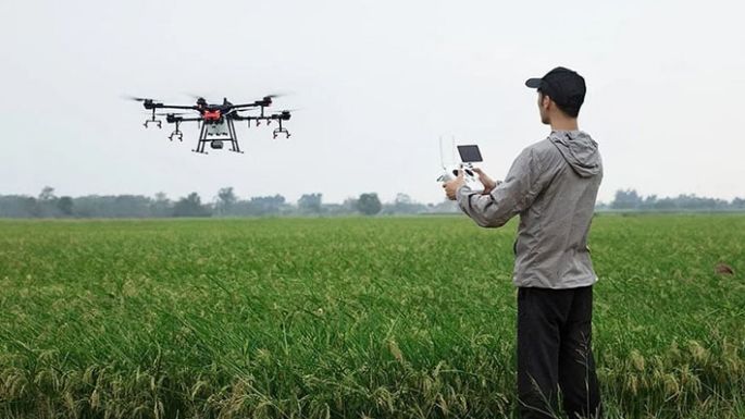 Drones sobrevuelan el campo