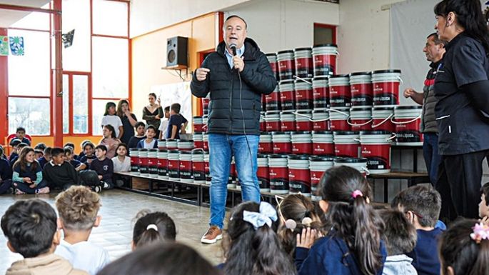 Accastello entregó 3.800 kilos de pintura a escuelas locales