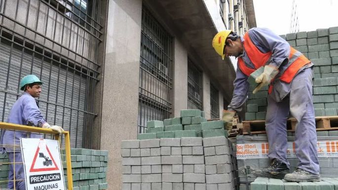 La industria cayó 13,6% y la construcción se retrajo un 30,3%