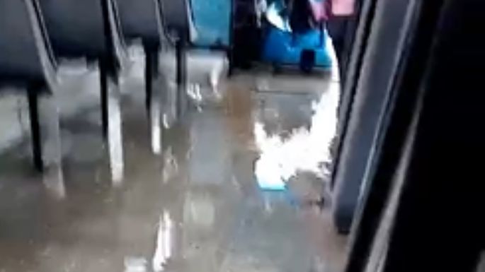 [Video] Quejas por un colectivo al que "le entra agua por todas partes"