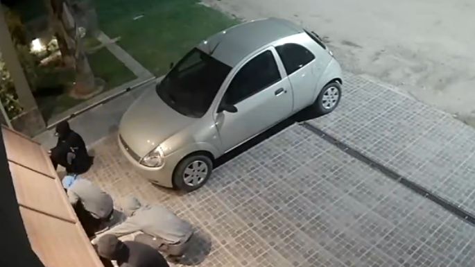 Unos 10 jóvenes forzaron el portón de una cochera para robar
