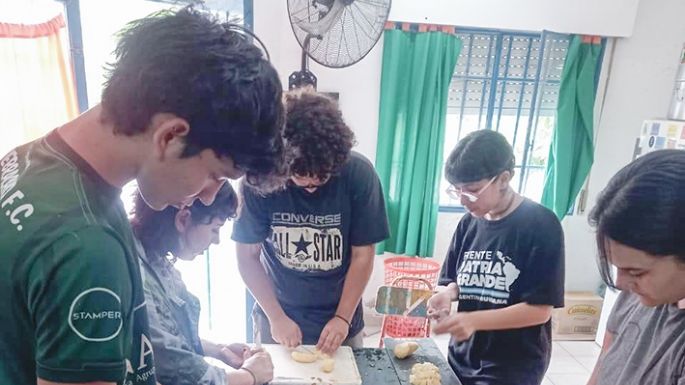 Se realizó una olla popular en el San  Nicolás, entre alumnos y La Poderosa