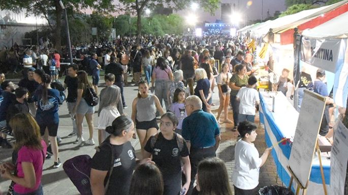 Las colectividades tuvieron su fiesta de color, sabor y sonido