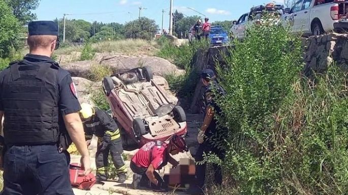 Un muerto y dos heridos al caer un auto en el puente Los Cajones