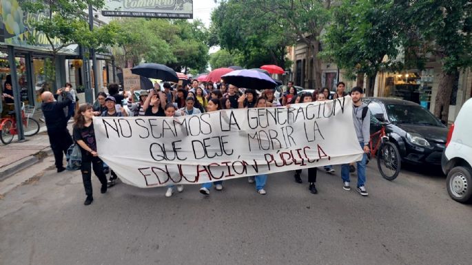 Estudiantes realizarán una radio abierta en la plaza Centenario