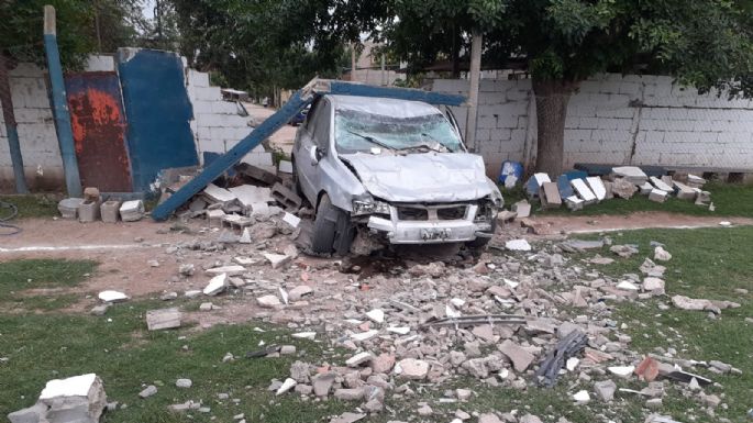 Un vehículo traspasó la tapia del club San Martín Baby Fútbol