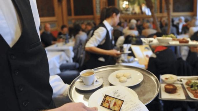 Este miércoles formarán a mozos y camareras: todavía podes anotarte
