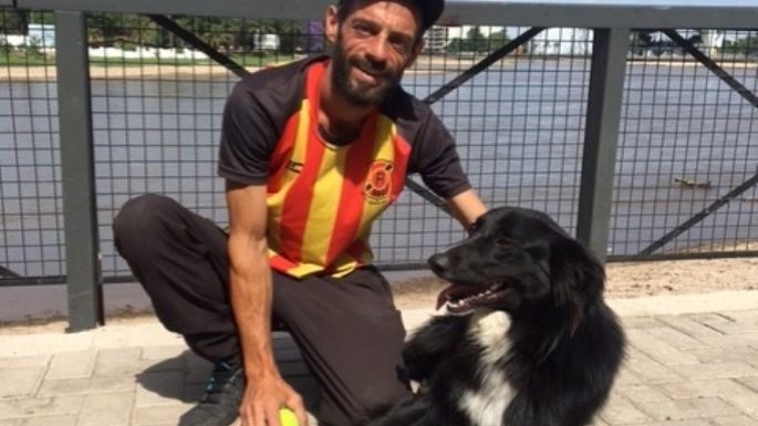 Biciviajero adopta un perro callejero
