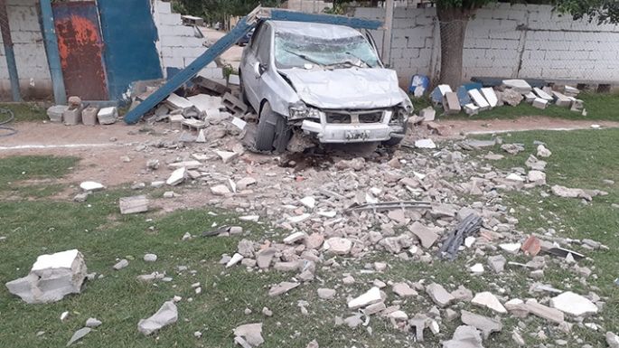 Un auto se estrelló contra la pared del club de baby San Martín