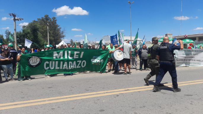 [Videos] Protestas frente a la Fábrica Militar y corte en ruta 9