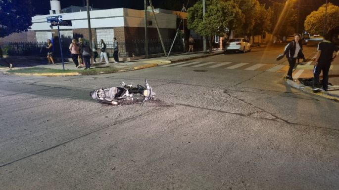 Una joven motociclista resultó con lesiones graves tras chocar contra un auto